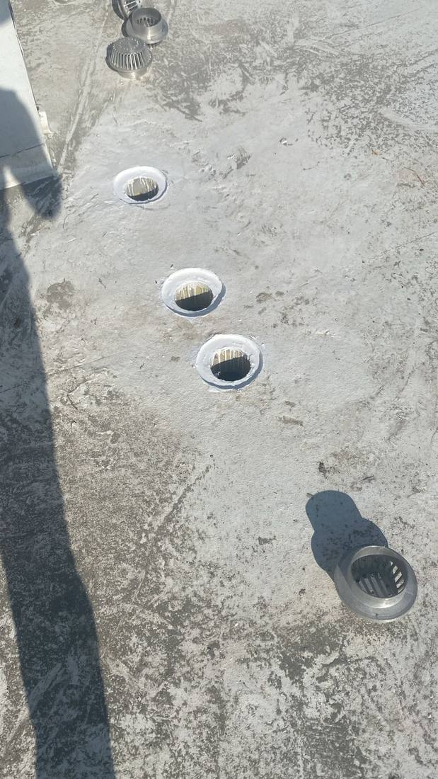 Detalle de desagües y pases sellados en la losa de cubierta